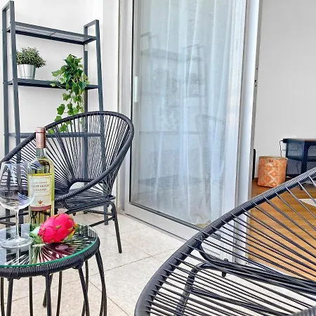 Appartement 1br Seaview Apt With Community Pool In Center Larnaca